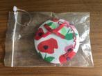 Button, broche van Fornarina met rood strikje, nieuw., Ophalen of Verzenden, Nieuw, 4 tot 7 cm, Overige materialen