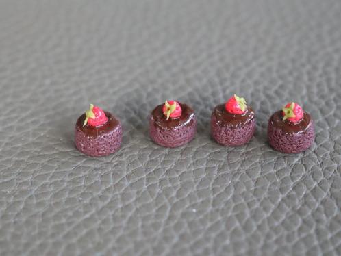 Net binnen: chocolade cakeje met perfekt aardbeitje erop., Verzamelen, Poppenhuizen en Toebehoren, Nieuw, Gebruiksvoorwerp, Ophalen of Verzenden