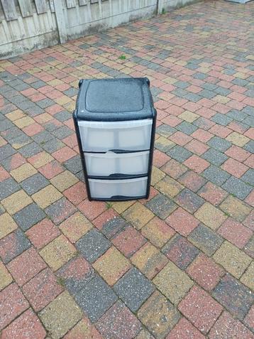 plastic ladekastje beschikbaar voor biedingen