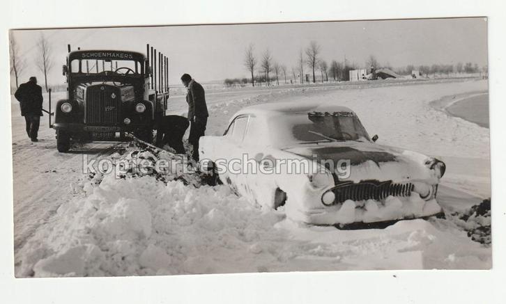 Persfoto auto in sneeuw vrachwagen Scania Vabis Schoenmakers, Verzamelen, Foto's en Prenten, Gebruikt, Foto, Overige onderwerpen