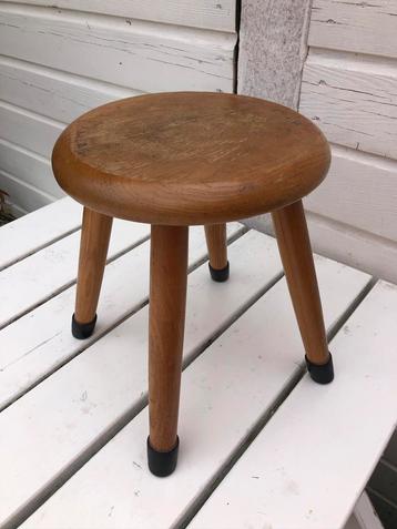 Houten krukje Van de Woude beschikbaar voor biedingen