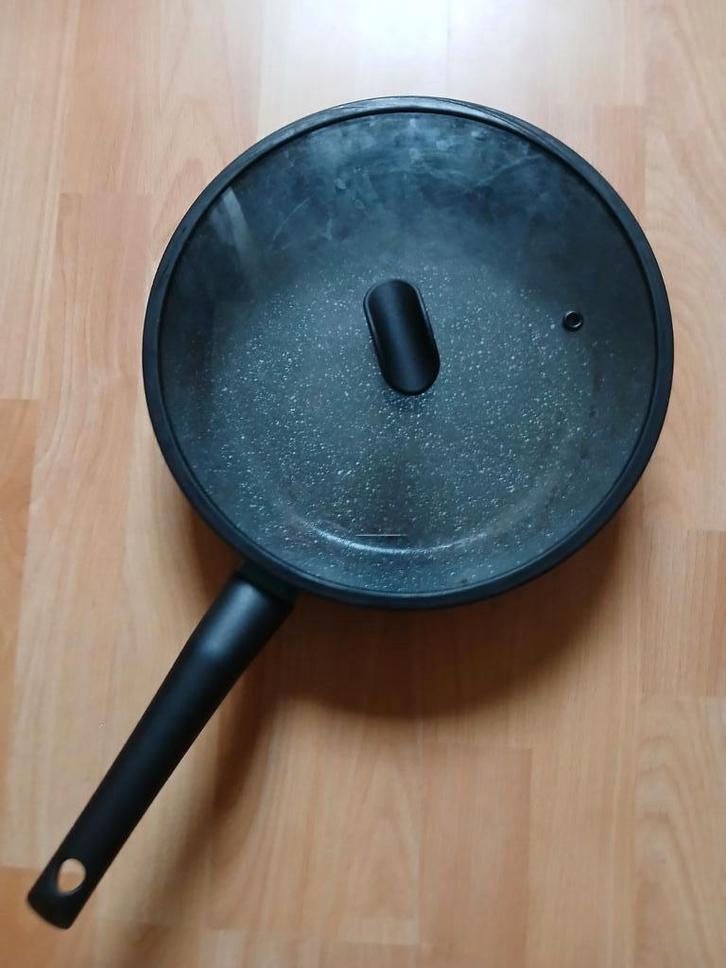 Koekenpan met glazen deksel van BK., Huis en Inrichting, Keuken | Potten en Pannen, Gebruikt, Koekenpan of Braadpan, Rvs, Ophalen