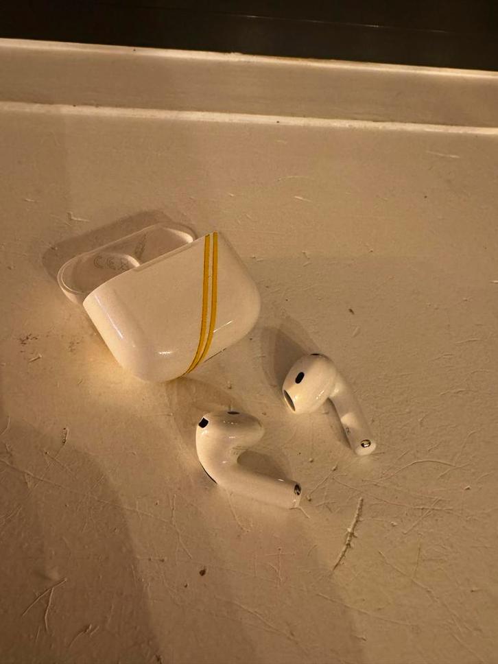 Apple AirPods 4 - zonder Noice Canceling, Telecommunicatie, Mobiele telefoons | Oordopjes, Zo goed als nieuw, In gehoorgang (in-ear)