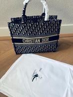 Dior tas book tote blauw oblique geborduurd maat 42cm, Sieraden, Tassen en Uiterlijk, Tassen | Damestassen, Nieuw, Shopper, Blauw
