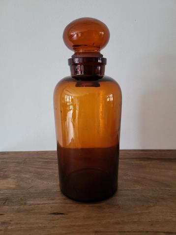 Apothekerspot bruin met stolp beschikbaar voor biedingen