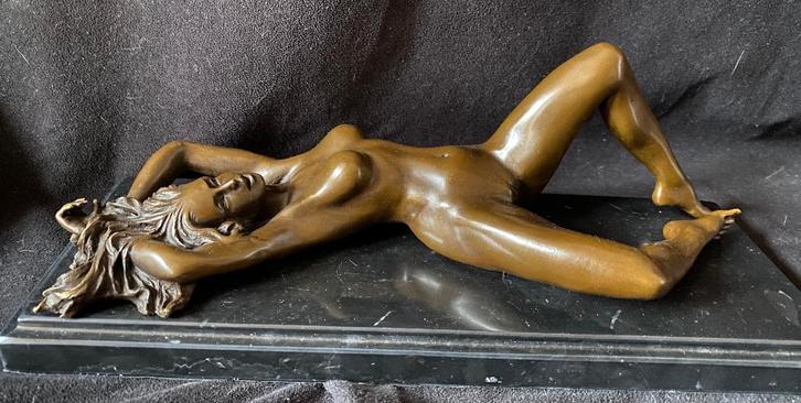 Bronzen liggende naakte dame. Mavchi/stempel zuiver brons, Antiek en Kunst, Kunst | Beelden en Houtsnijwerken, Ophalen of Verzenden