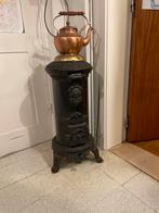 Antieke kolenkachel met koperen theepot, Ophalen