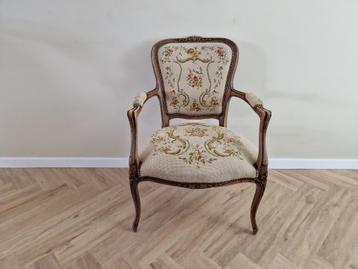 Klassieke fauteuil met bloemmotief beschikbaar voor biedingen
