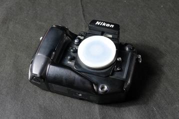 Nikon F 4 + MB 21 + F 1.8 50mm  beschikbaar voor biedingen