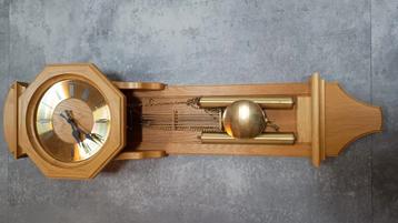 Te koop : Wandklok met slinger  beschikbaar voor biedingen
