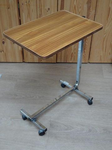 Bedtafel kantelbaar, verrijdbaar en in hoogte verstelbaar beschikbaar voor biedingen