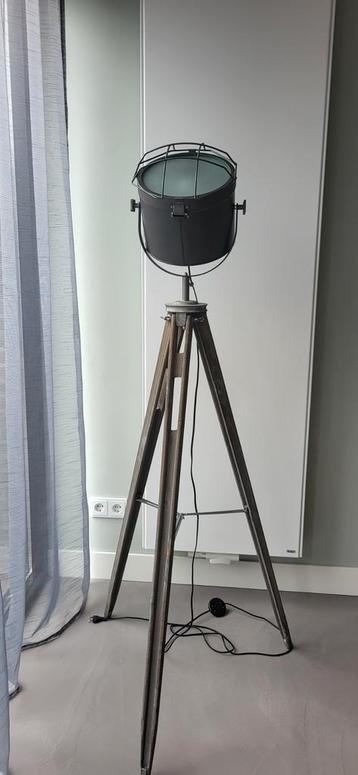 Vloerlamp beschikbaar voor biedingen