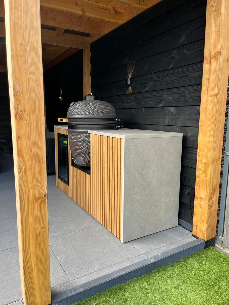 Maatwerk buitenkeuken. type 'Modern' ,   incl. mini-bar., Maatwerk, Houtskool, Vrijstaand, Nieuw
