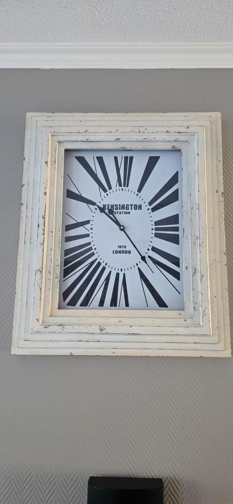 Wandklok met whitewash frame, Huis en Inrichting, Woonaccessoires | Klokken, Gebruikt, Wandklok, Analoog, Ophalen