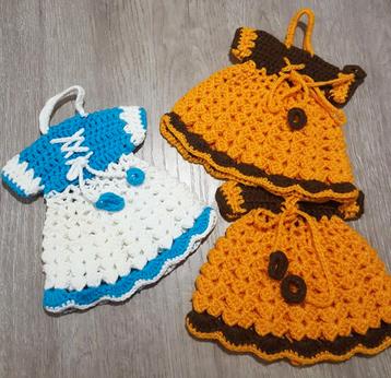 Gehaakt handgemaakte pannenlap in de vorm van een jurkje beschikbaar voor biedingen