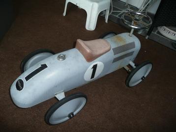 Marquant oude auto van staal beschikbaar voor biedingen