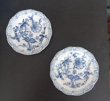 2 antieke Zwiebelmuster schoteltjes, genummerd beschikbaar voor biedingen