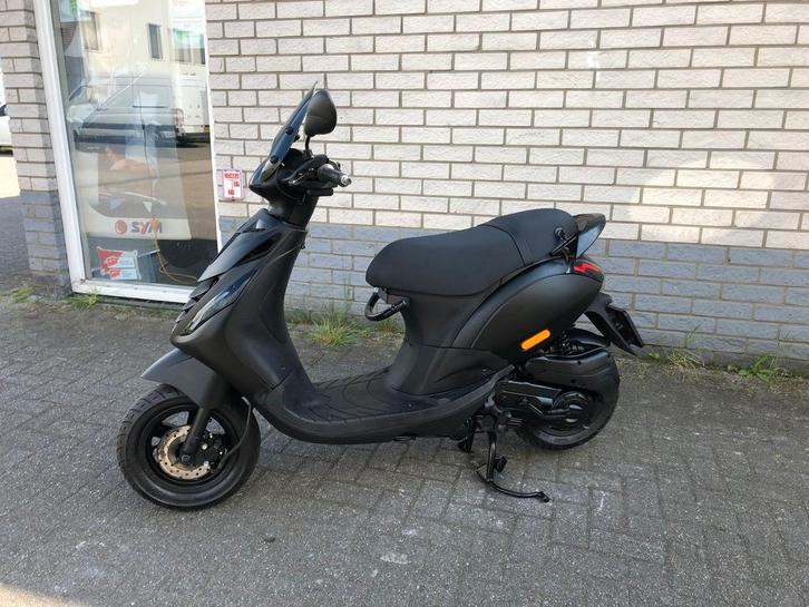GAVE PIAGGIO ZIP SP 45KM BROM MAT ZWART BJ2017 6000KM ALPHA, Fietsen en Brommers, Scooters | Piaggio