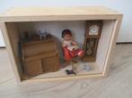 een leuk kijkkastje met inhoud, Verzamelen, Poppenhuizen en Toebehoren, Ophalen of Verzenden, Gebruikt, Poppenhuis