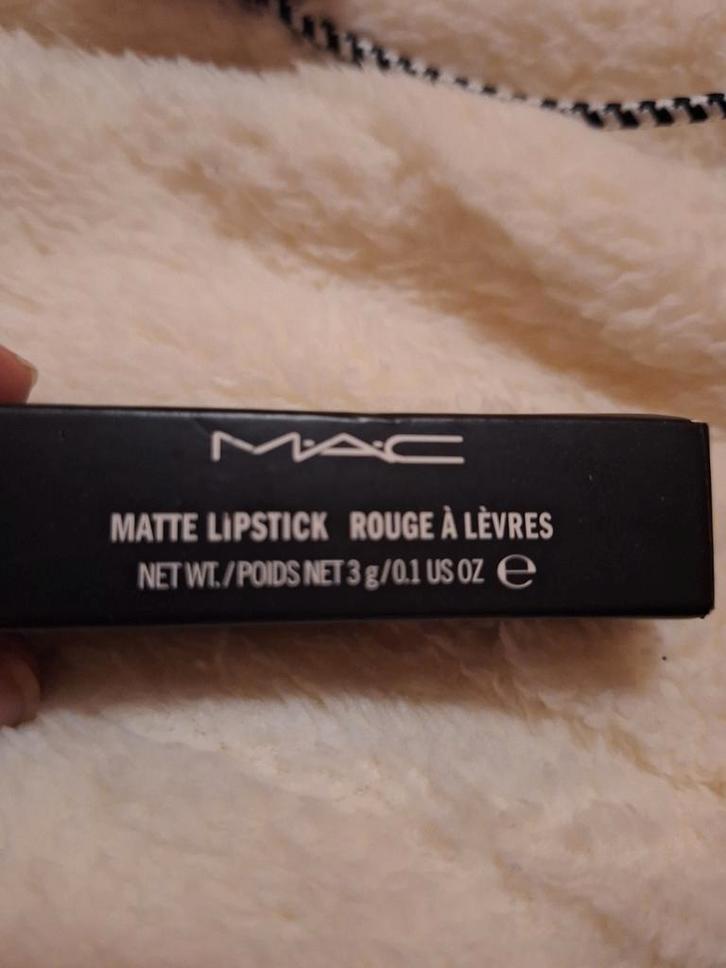 MAC Lipstick - Candy Yum Yum, Sieraden, Tassen en Uiterlijk, Uiterlijk | Cosmetica en Make-up, Nieuw, Make-up, Lippen, Roze, Ophalen of Verzenden