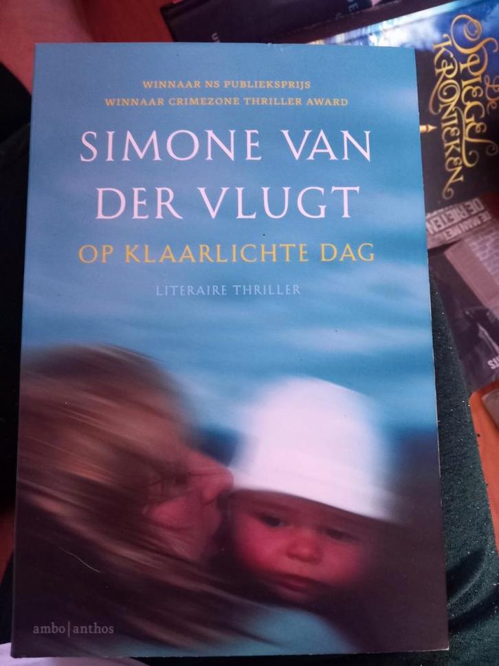 Simone van der vlugt op klaarlichte dag gesigneerd, Boeken, Thrillers, Zo goed als nieuw, Nederland, Ophalen of Verzenden