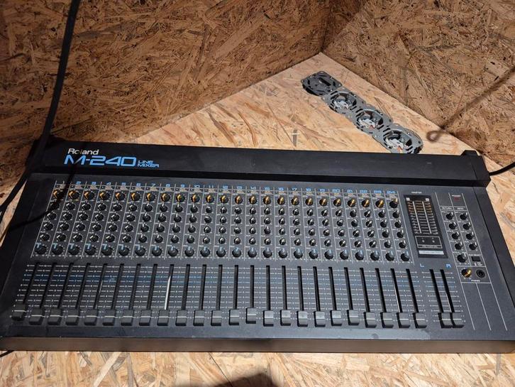 Roland M240 Line Mixer - 24 Kanalen, Muziek en Instrumenten, Mengpanelen, Gebruikt, 20 kanalen of meer, Microfooningang, Ophalen