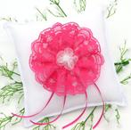 Prachtige witte trouw ringkussen met fuchsia kante rozet., Ophalen of Verzenden, Nieuw, Versiering, Geboorte of Huwelijk