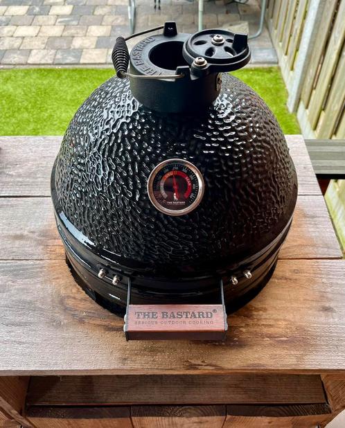 The Bastard Compact kamado bbq incl. Accessoires, Tuin en Terras, Houtskoolbarbecues, Gebruikt, Ophalen