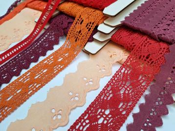 Prachtig katoenen kant en broderie ,rood en oranje tinten beschikbaar voor biedingen