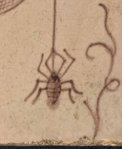 Curieuze 19de eeuwse tegel met spin en vlinder, Antiek en Kunst, Curiosa en Brocante, Ophalen of Verzenden