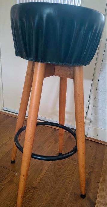 Leuke barkruk met houten poten beschikbaar voor biedingen