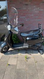 Zwarte scooter Turbho 50cm3. Max snelheid 45km/h, Fietsen en Brommers, Snorfietsen en Snorscooters, Gebruikt, Benzine, Ophalen