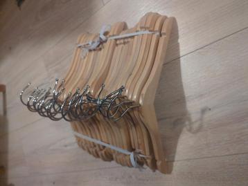 Houten kledinghangers kind beschikbaar voor biedingen