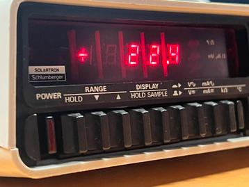 Vintage Solartron Schlumberger 7045 multimeter, topkwaliteit beschikbaar voor biedingen
