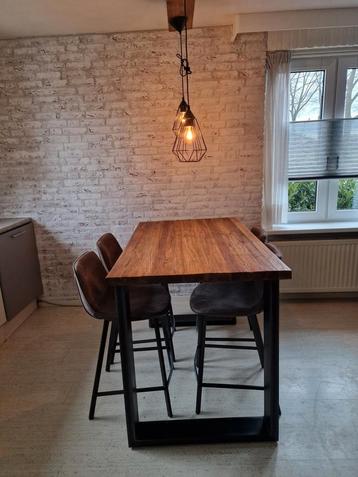 Bartafel met 4 krukken beschikbaar voor biedingen