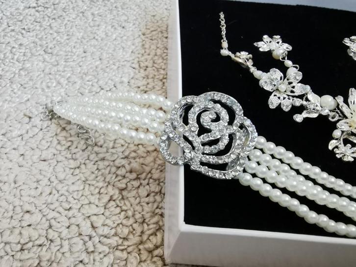 Elegante bruidsarmband met parels & strass-roos, Kleding | Dames, Trouwkleding en Trouwaccessoires, Zo goed als nieuw, Accessoires