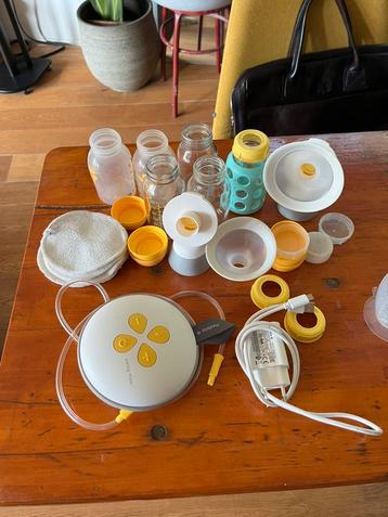 Medela en haakaa handpomp, borst pads, flesjes beschikbaar voor biedingen
