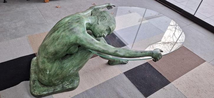 Salontafel sculptuur van vrouw, brons, prachtige patina, Huis en Inrichting, Tafels | Salontafels, Zo goed als nieuw, Minder dan 50 cm