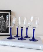 Vintage wijnglazen met kobaltblauwe voet - 5 stuks, Antiek en Kunst, Antiek | Glas en Kristal, Ophalen of Verzenden