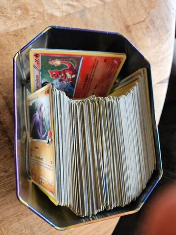 Oud pokemon blik met. Oude pokemon kaarten!!  beschikbaar voor biedingen
