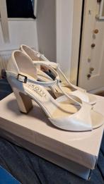 Ik heb hem één keer gedragen op mijn bruiloft. Hij is heel m, Kleding | Dames, Schoenen, Schoenen met lage hakken, Wit, Ophalen of Verzenden
