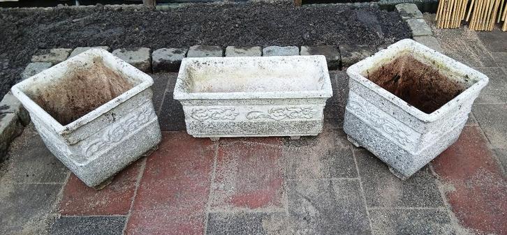 Drie Franse stijl bloembakken met bloemmotief, Tuin en Terras, Bloembakken en Plantenbakken, Gebruikt, Beton, Balkon, Tuin, 30 tot 60 cm