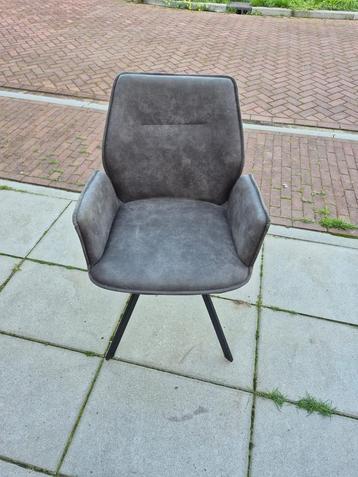 Eetkamer stoel beschikbaar voor biedingen