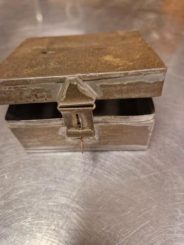 Vintage Metalen Spaarpot/Doosje beschikbaar voor biedingen