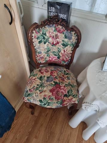 Antieke Stoel met Bloemmotief beschikbaar voor biedingen
