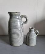 2 grijze kannetjes / vazen, Ophalen, Zo goed als nieuw, Overige kleuren, Minder dan 50 cm