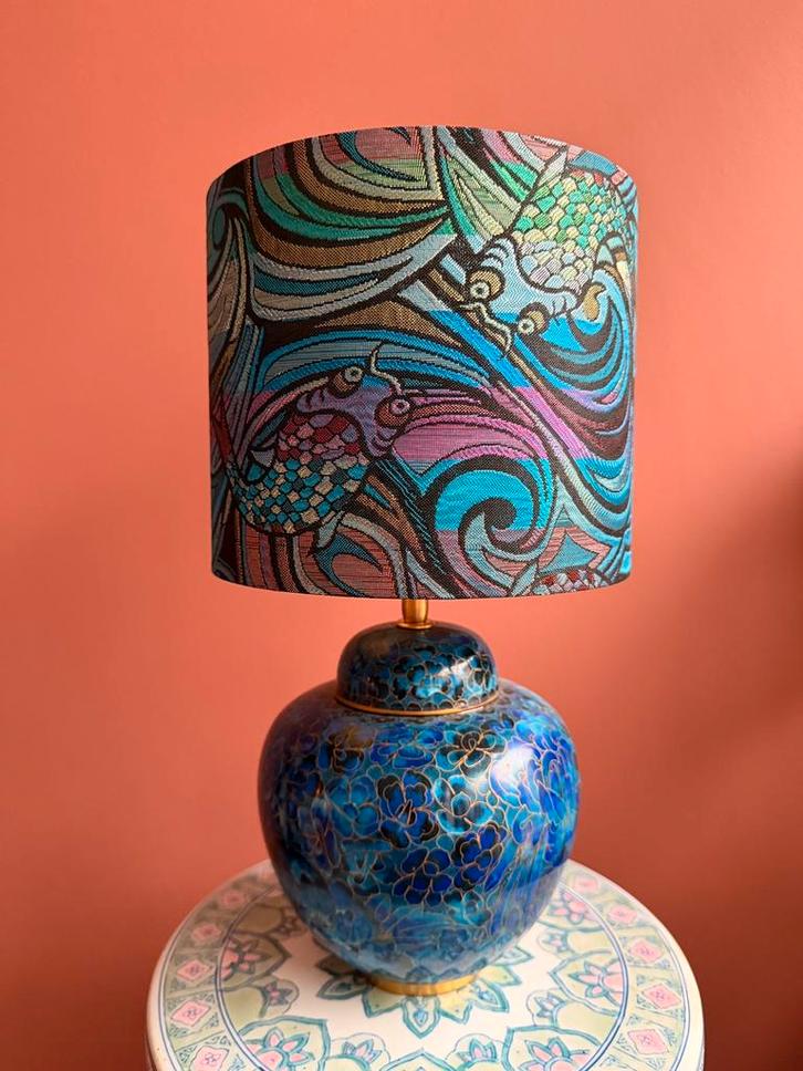 Blauwe cloisonné lamp met koikarpers lampenkap dia 20 cm, Antiek en Kunst, Antiek | Lampen, Ophalen of Verzenden
