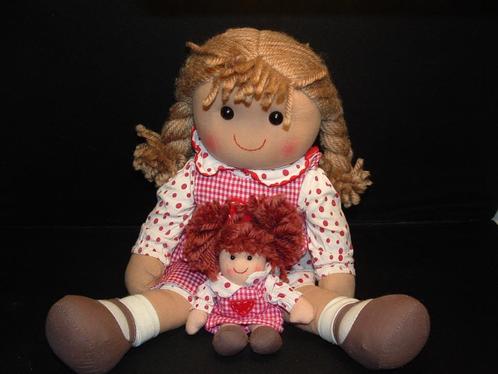 DILLE & KAMILLE POP MEISJE MET KLEIN POPJE TRICOT HUIDSKLEUR, Kinderen en Baby's, Speelgoed | Knuffels en Pluche, Nieuw, Overige typen