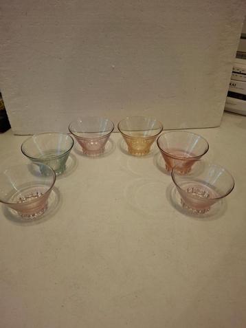 6 mooie gekleurde vintage glazen schaaltjes beschikbaar voor biedingen