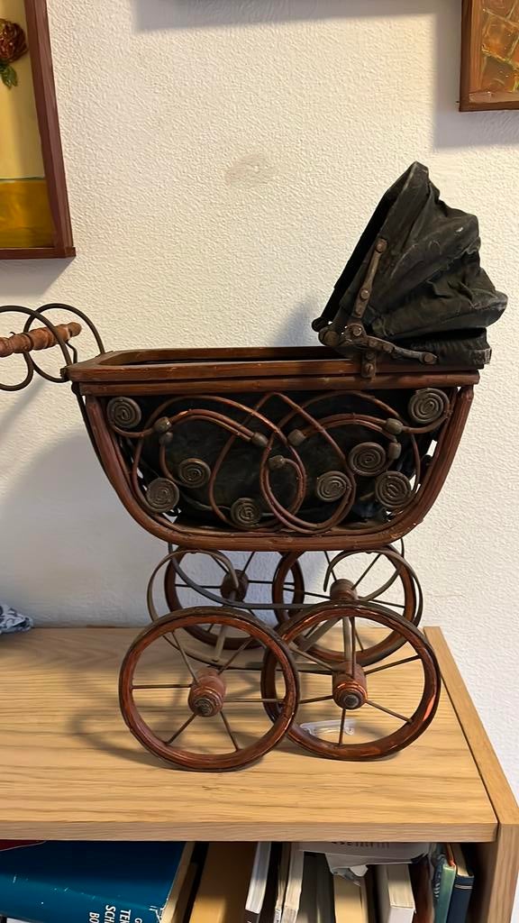 Vintage doll pram and three faced doll, Ophalen of Verzenden